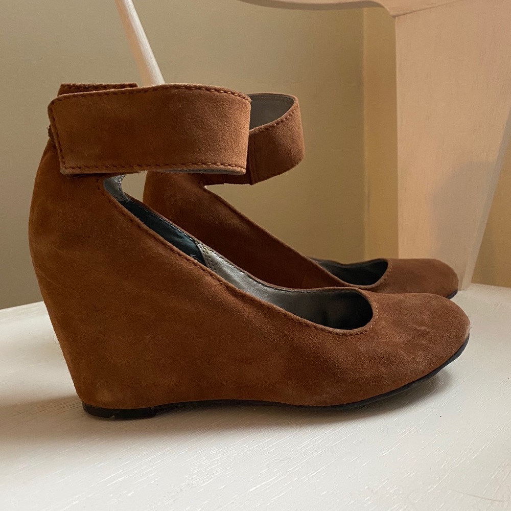 Sweet little wedges in Cognac suede